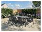 Ensemble de salle à manger d'extérieur gris foncé avec table et huit chaises sur une terrasse.