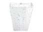 Un rideau de douche en plastique avec un motif de mouettes bleues.