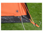 Een oranje tent met een opvallend stopcontact-logo op de zijkant