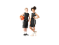 Twee kinderen met een basketbal in zwarte basketbal outfits.