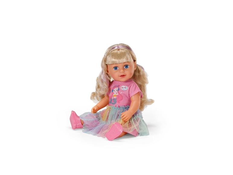 BABY born pop met blond haar, roze zeemeermin T-shirt en regenboog tule rok.