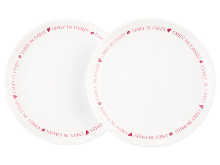Deux assiettes blanches avec l'inscription 'Emily in Paris' et des coeurs.