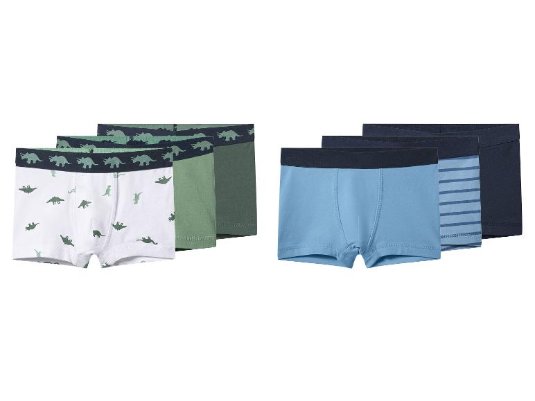 Zes jongensboxershorts: drie met dinosauruspatronen in groen en wit, drie in blauwtinten.