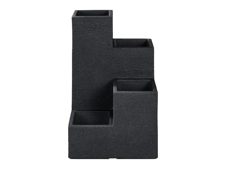 Jardinière foncée à plusieurs niveaux avec surface texturée