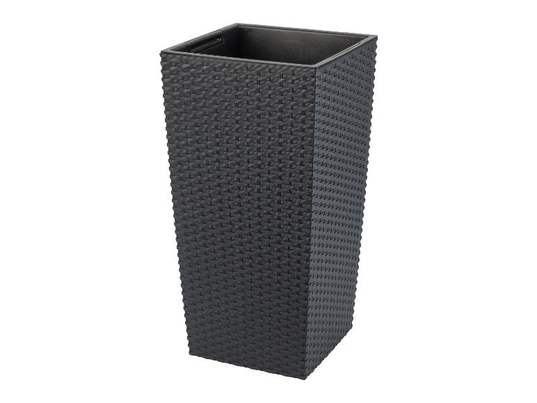 Un pot de fleurs noir haut avec un design tressé.