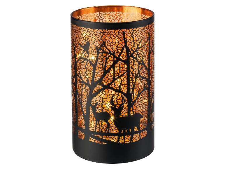 Lanterne décorative LED avec un motif de forêt et de cerfs, émettant une lueur orange chaude.