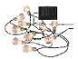 Guirlande lumineuse solaire avec ampoules LED claires et panneau solaire noir.
