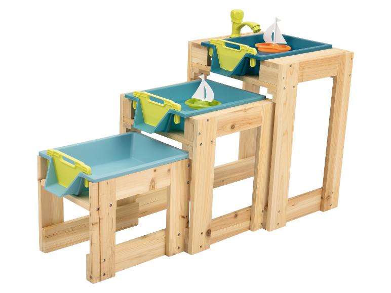 Houten speelgoed met blauwe waterbakken en groene waterglijbanen.