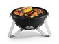 Un barbecue noir avec du poulet grillé, des saucisses, du maïs et une brochette de légumes.