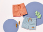 Deux shorts pour garçons avec un motif de hippocampe et de pieuvre.