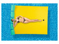 Une femme en bikini est allongée sur un matelas gonflable jaune dans une piscine.