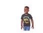 Jongen in een zwart Hot Wheels 'Rodger Dodger' T-shirt en blauwe jeans