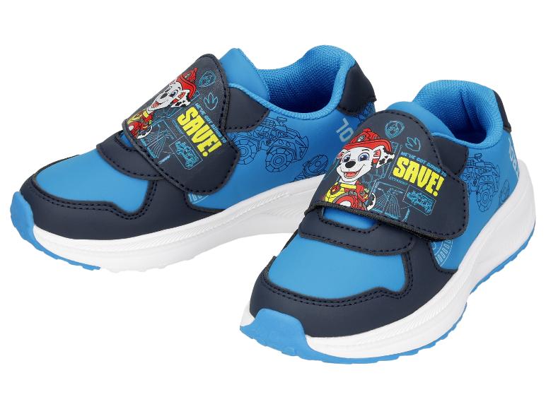 Blauwe kindersneakers met een stripfiguur en de tekst 'WE'VE GOT DINOS TO SAVE!'