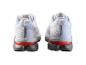 Paar witte sportschoenen met rode en grijze details, achteraanzicht.