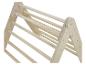 Triangle d'escalade en bois avec barreaux horizontaux sur fond blanc