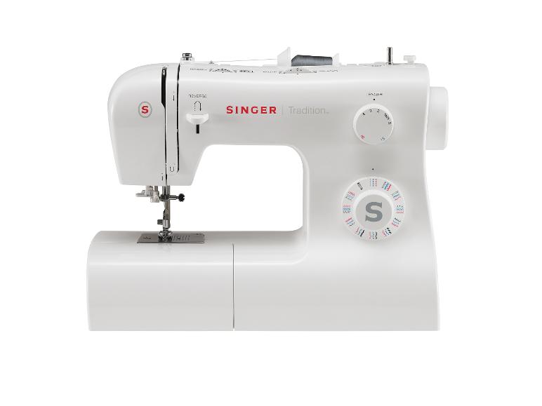 Witte SINGER Tradition naaimachine met diverse steken en instelknoppen.