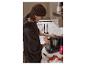 Une personne prépare des ingrédients pour cuisiner avec un robot culinaire.
