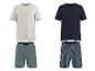 Ensembles de pyjama pour hommes: t-shirt beige à manches courtes avec poche et short vert, et t-shirt bleu marine à col en V avec short rayé.