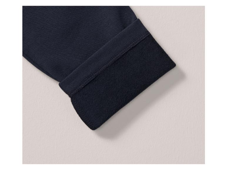 Deel van een donkerblauwe broek met fleece voering.
