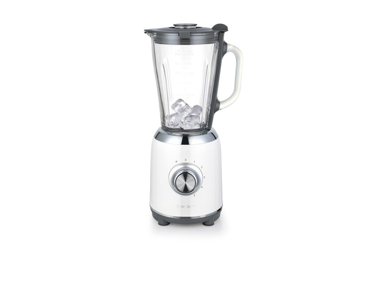 Een witte SilverCrest blender met ijsblokjes.