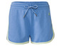 Blauwe shorts met een groene rand en een klein logo