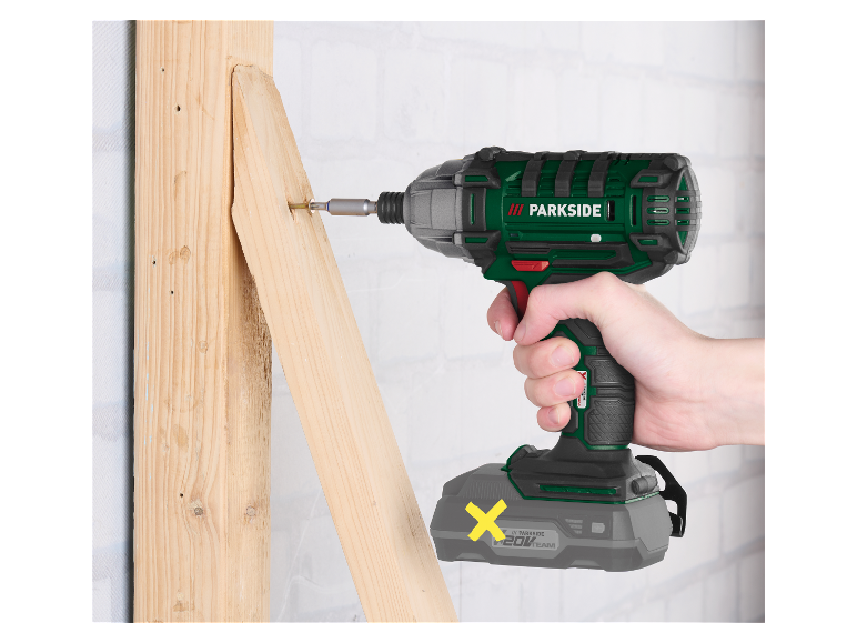 Une visseuse à chocs Parkside utilisée pour visser du bois.