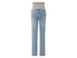 Un jean bleu clair pour femme enceinte.