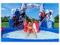 Kind speelt in opblaasbaar waterpark met superheldenfiguren.