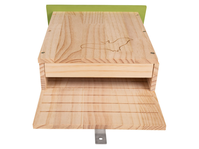 Een houten vleermuizenhuis met een groene bovenkant.