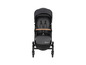 Een zwarte kinderwagen van Bebe Confort met een bruin handvat.