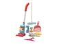 Ensemble de nettoyage jouet comprenant un aspirateur rouge, un balai, une pelle, des sprays et une éponge.
