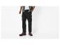 Pantalon cargo noir pour homme avec poches latérales, associé à une chemise verte et des bottes marron.