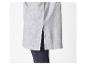 Un pull gris long avec une fente.