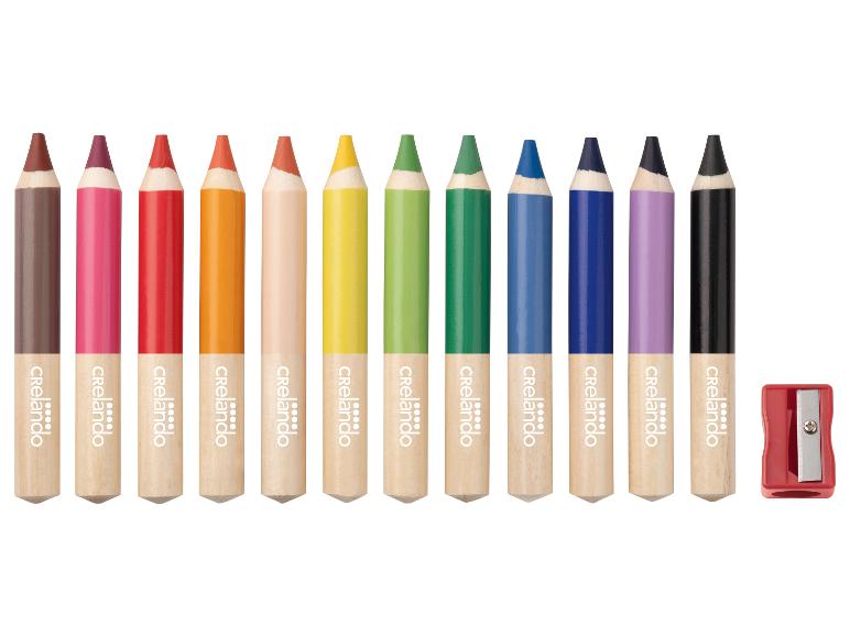 Douze crayons de couleur et un taille-crayon rouge, chaque crayon marqué 'Crelando'.