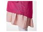 Jupe rose sous une veste magenta.