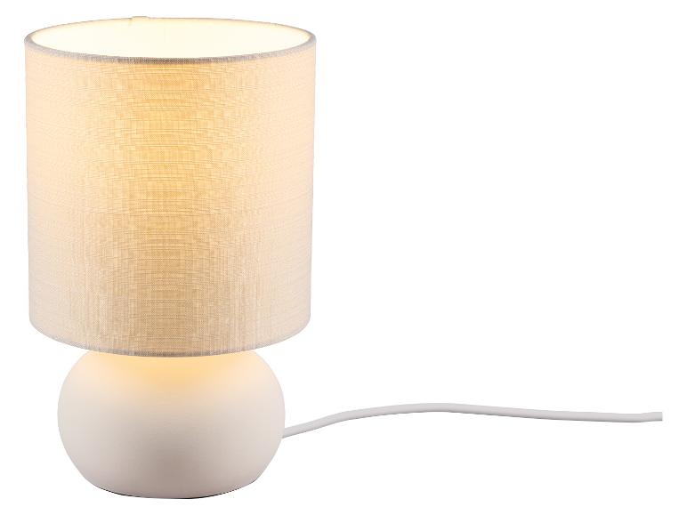 Witte tafellamp met cilindrische stoffen kap en bolvormige voet, met snoer.