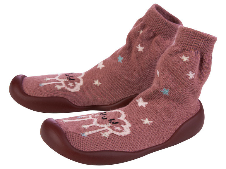 Chaussettes de bébé roses avec un motif d'étoiles et de nuages.