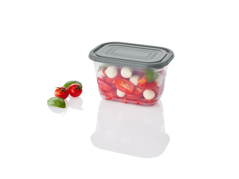 Salade caprese dans un contenant transparent avec couvercle gris.