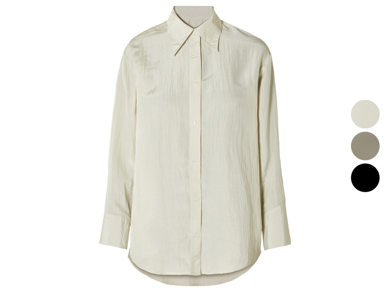 Une chemise crème à manches longues.