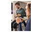 Homme et femme en tenue de sport, l'homme tient une tablette, la femme boit dans une tasse.