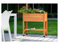 Een houten plantenbak met een plantenbak op een terras.