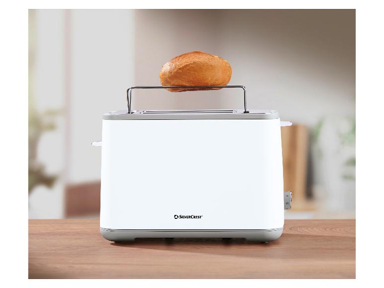 Witte SilverCrest broodrooster met een broodje op het opwarmrek.