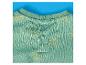 Detail van de achterkant van een groen T-shirt met gele zonneprint en knoopsluiting.