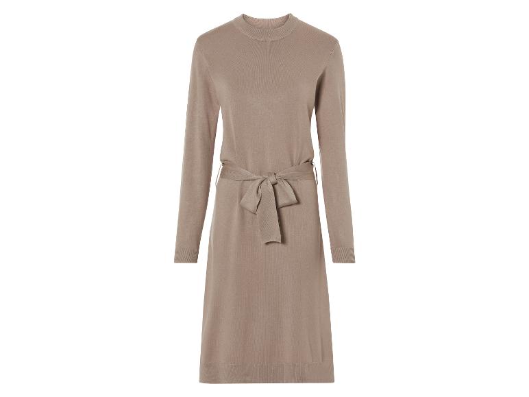 Een beige gebreide jurk met een ceintuur.