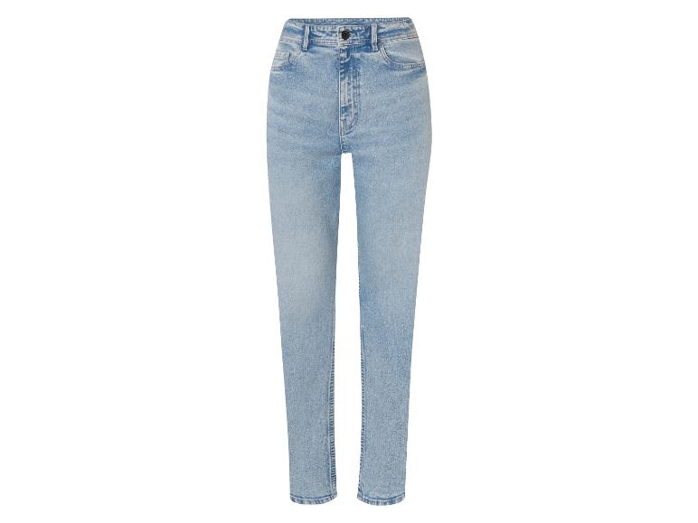 Un jean skinny bleu clair.