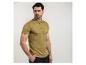 Homme en polo vert olive avec des rayures blanches sur le col et les manches