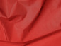Close-up van een rood, gekreukt textiel.