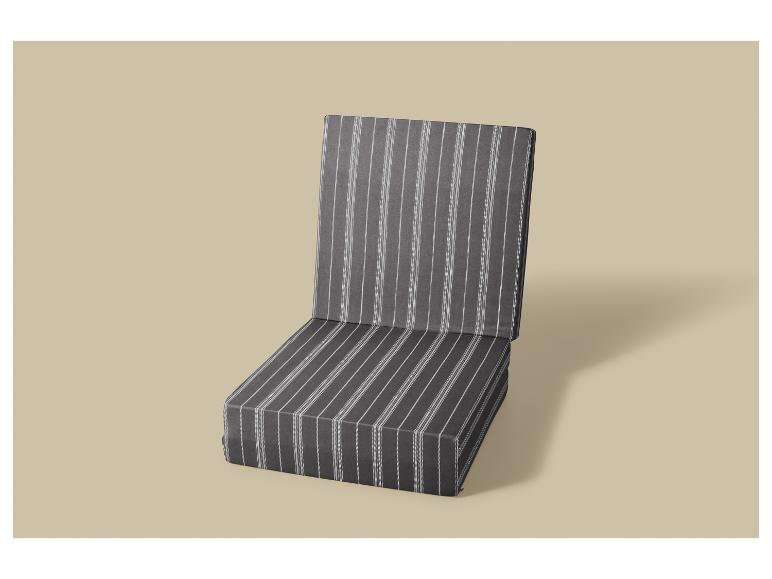 Grijze gestreepte kussens voor buitenmeubelen op een beige achtergrond.