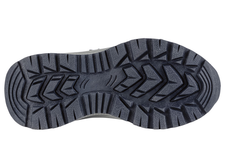 De zolen van een paar donkerblauwe wandelschoenen.