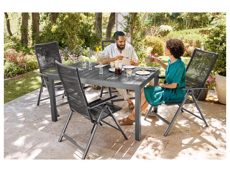 Een tuintafel met stoelen in een moderne stijl.